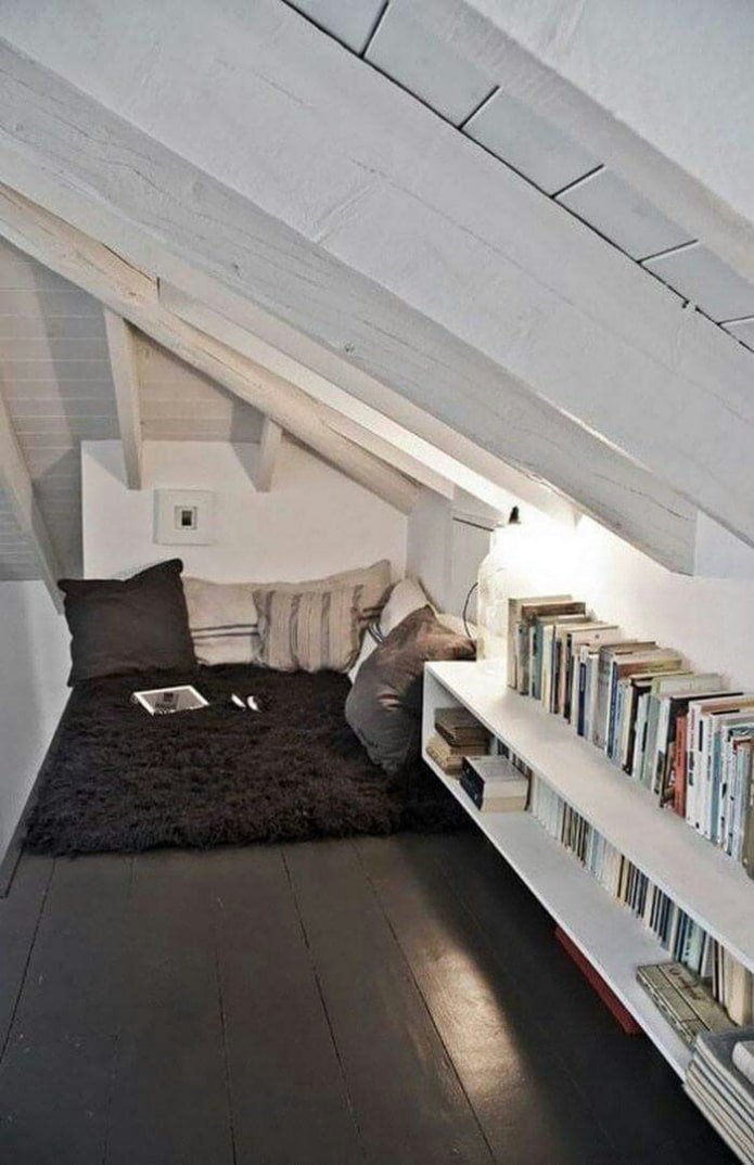 área de descanso y libros en las estanterías