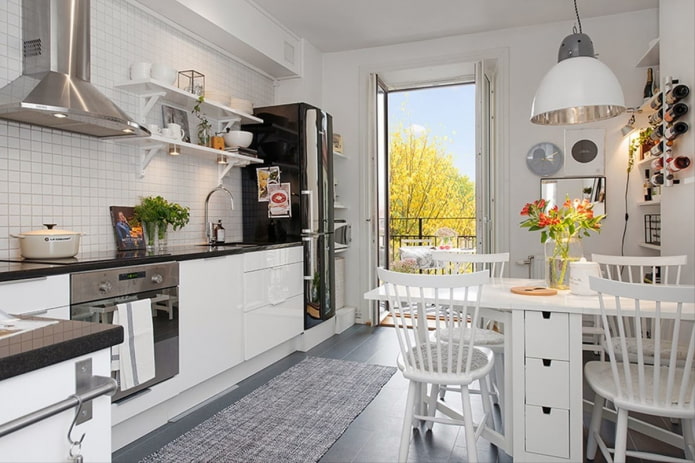 cocina con salida al balcón