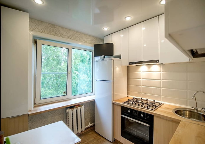 ceiling-to-ceiling set