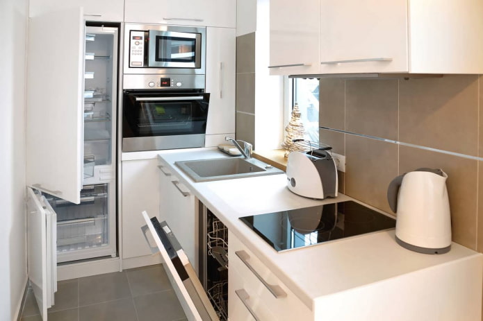 mueble esquinero y refrigerador en la esquina de la cocina