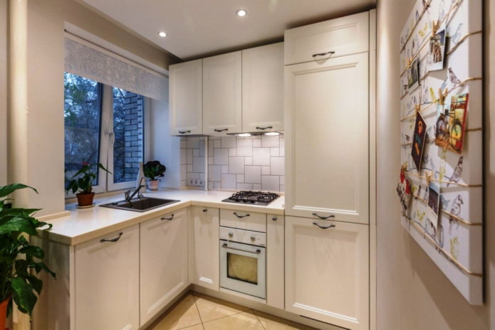 refrigerador en el mueble de cocina