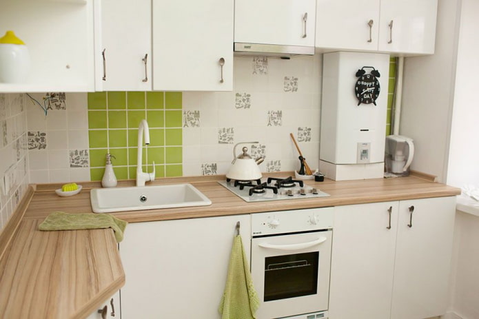 área de cocina de 5 m² con calentador de agua a gas