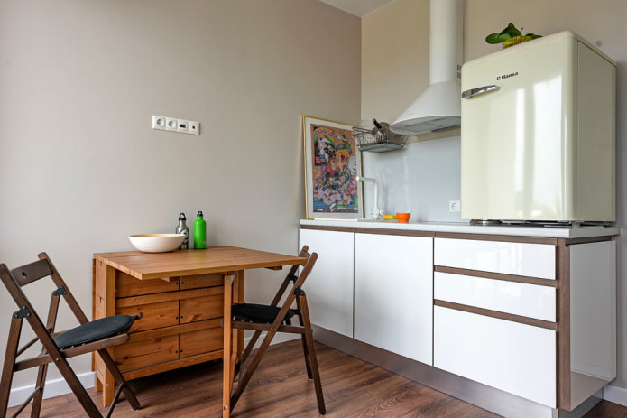 área de cocina de 6 metros cuadrados con refrigerador