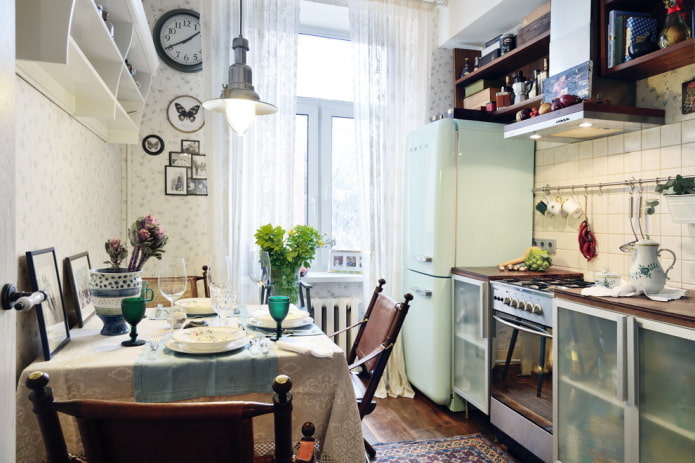 área de cocina de 6 metros cuadrados con refrigerador