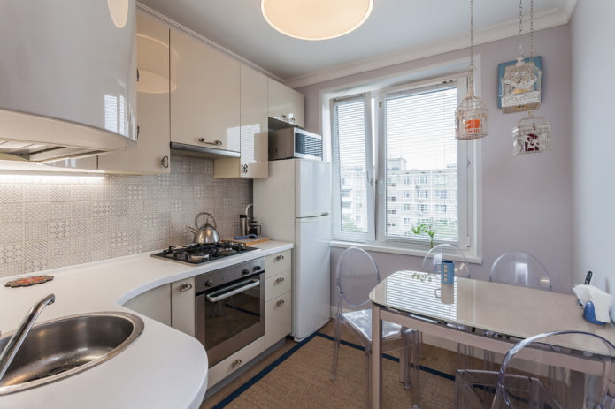 área de cocina de 6 metros cuadrados con refrigerador