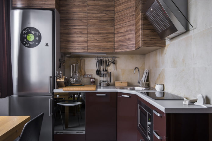 área de cocina de 6 metros cuadrados con refrigerador