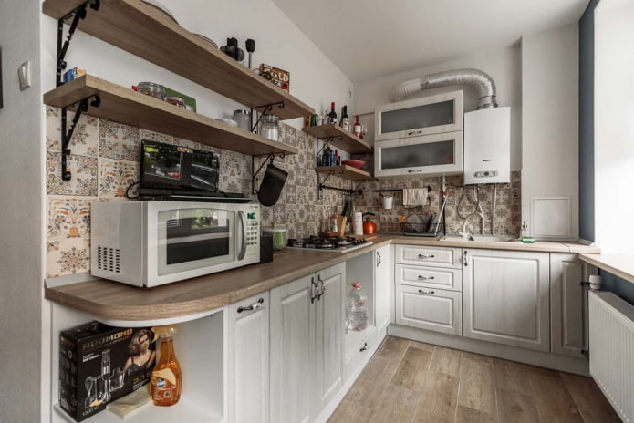 Área de cocina de 6 metros cuadrados con calentador de agua a gas