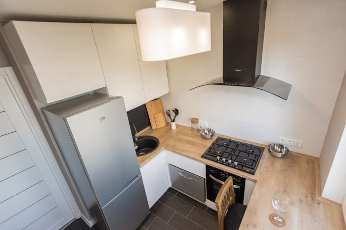 área de cocina de 6 metros cuadrados con refrigerador