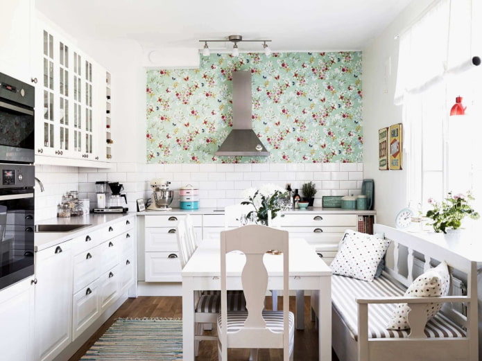 área de cocina de 8 m² en estilo provenzal