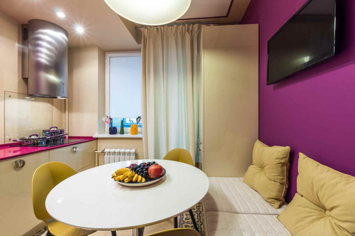 Cocina de 7 m² con sofá