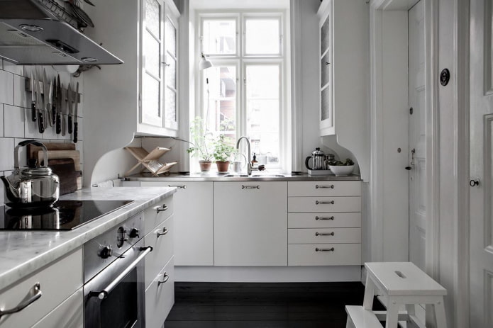Interior de cocina de 8 m² con ventana