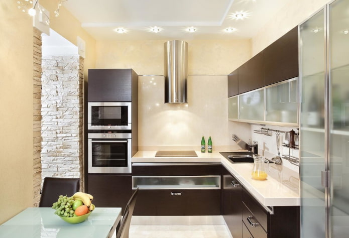 paredes beige con un conjunto negro