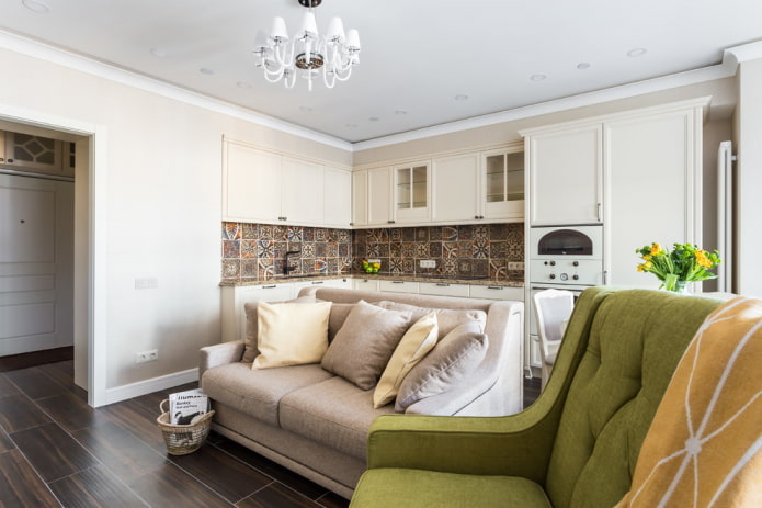 Elegante sofá beige en el centro de la habitación