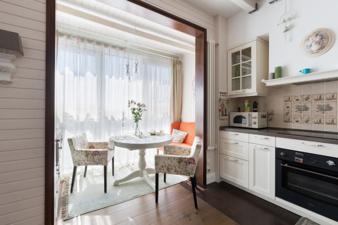 muebles en el interior de una cocina combinada con logia