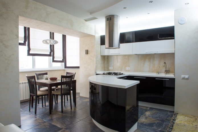 diseño de la abertura en el interior de la cocina combinada con la logia