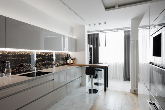 muebles en el interior de una cocina combinada con logia
