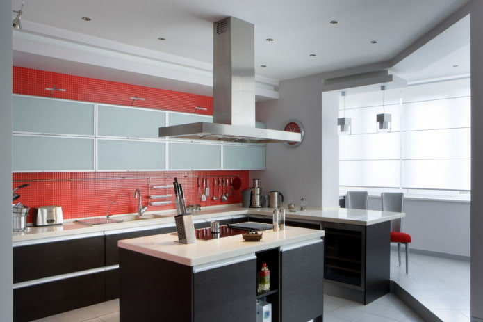 diseño de una cocina con logia al estilo de alta tecnología