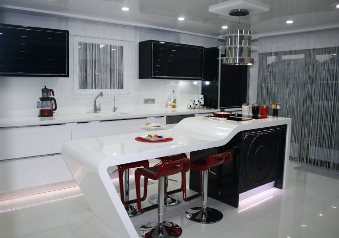 Conjunto de cocina en blanco y negro con isla y barra