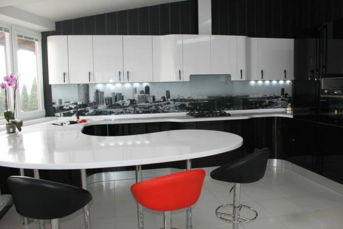 Papel pintado de rayas oscuras en el interior de la cocina con un conjunto en blanco y negro