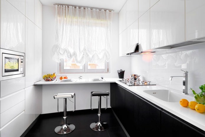 Cocina con barra junto a la ventana
