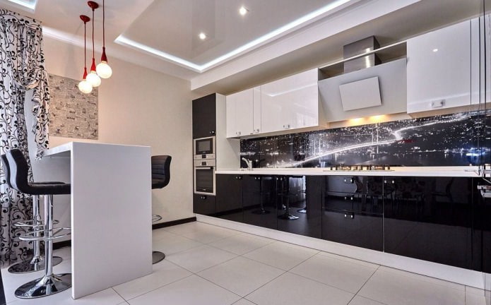 Papel pintado claro en el interior de la cocina con un conjunto en blanco y negro