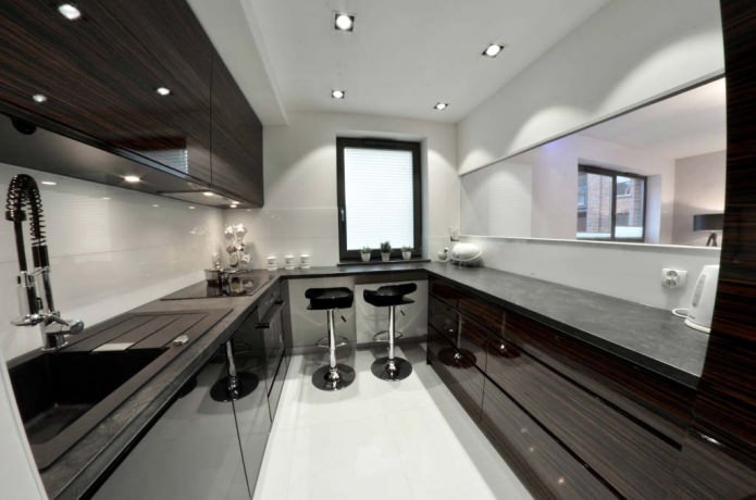 Cocina pequeña con barra junto a la ventana