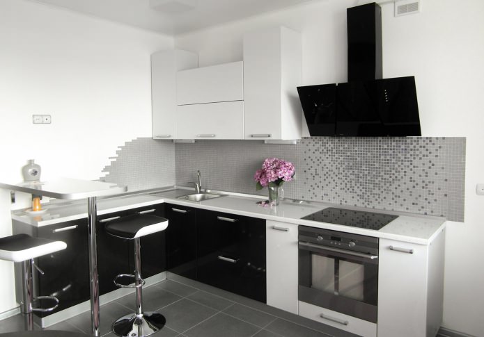 cocina moderna con muebles en blanco y negro 