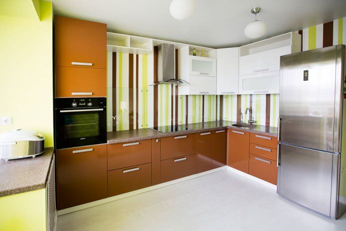 Interior de cocina elegante y luminoso con papel pintado de rayas verdes