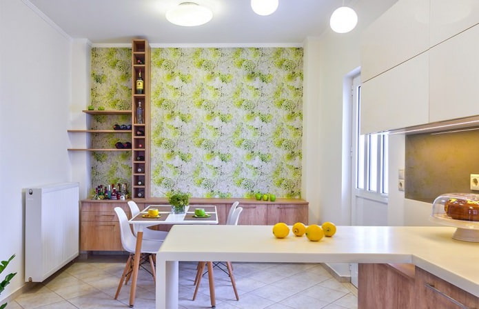 Papel pintado verde en la cocina de estilo moderno