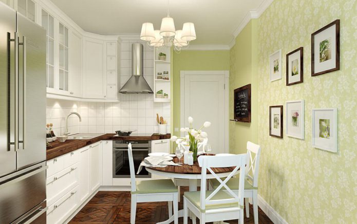 Diseño de cocina tradicional con papel pintado verde claro