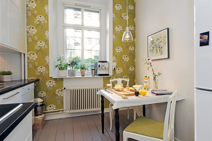 Papel pintado verde con estampado floral en el diseño de una cocina de estilo escandinavo