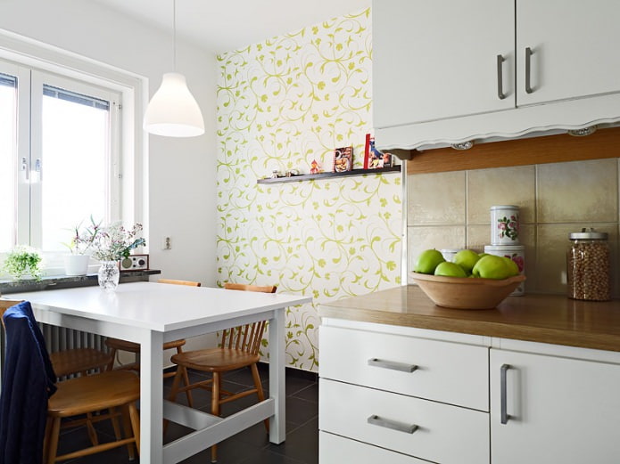 Papel pintado blanco y verde con adornos florales en el diseño de la cocina