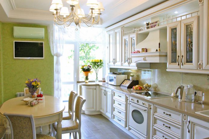 Papel pintado verde en el interior de una cocina de estilo clásico