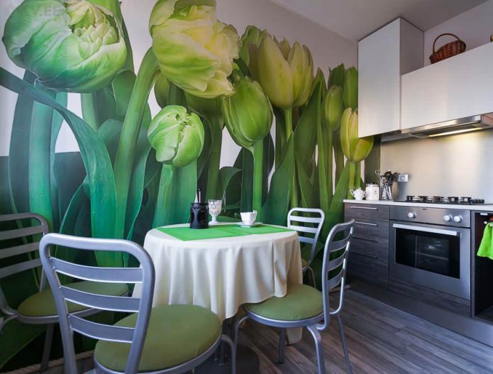 Papel pintado verde con tulipanes en el diseño de la cocina