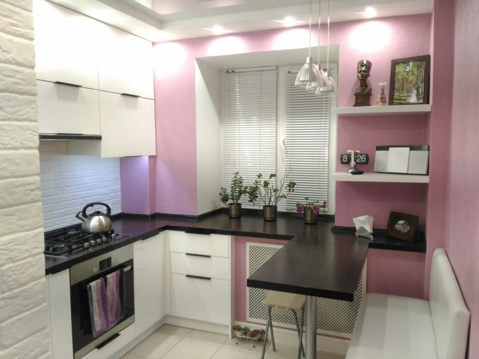 cocina blanca y lila con encimeras oscuras