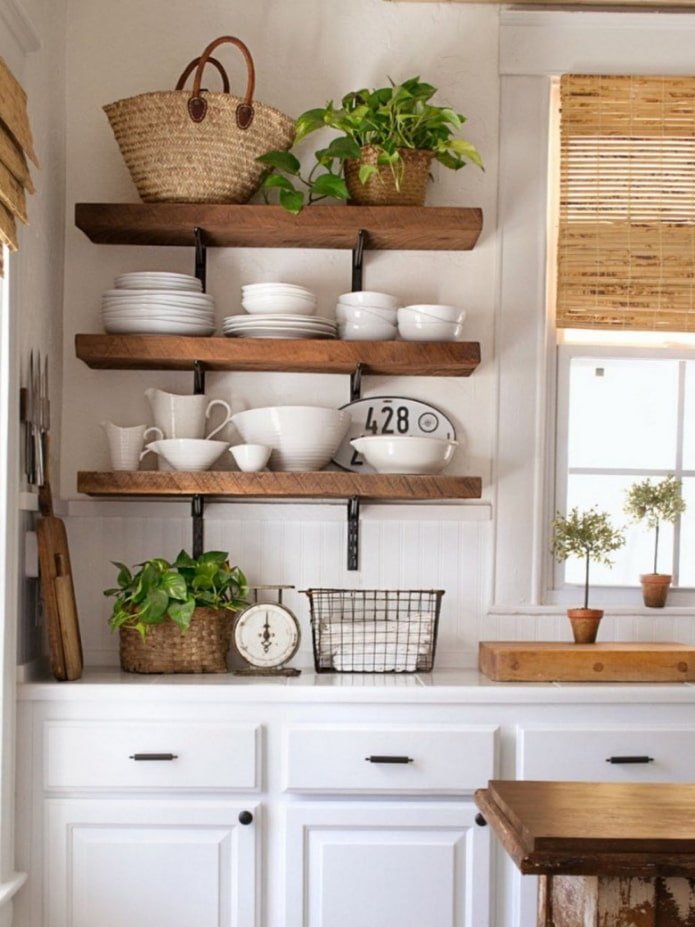 estantes de madera para platos