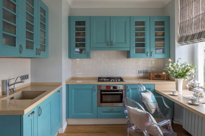 Interior de la cocina en un apartamento de 36 metros cuadrados