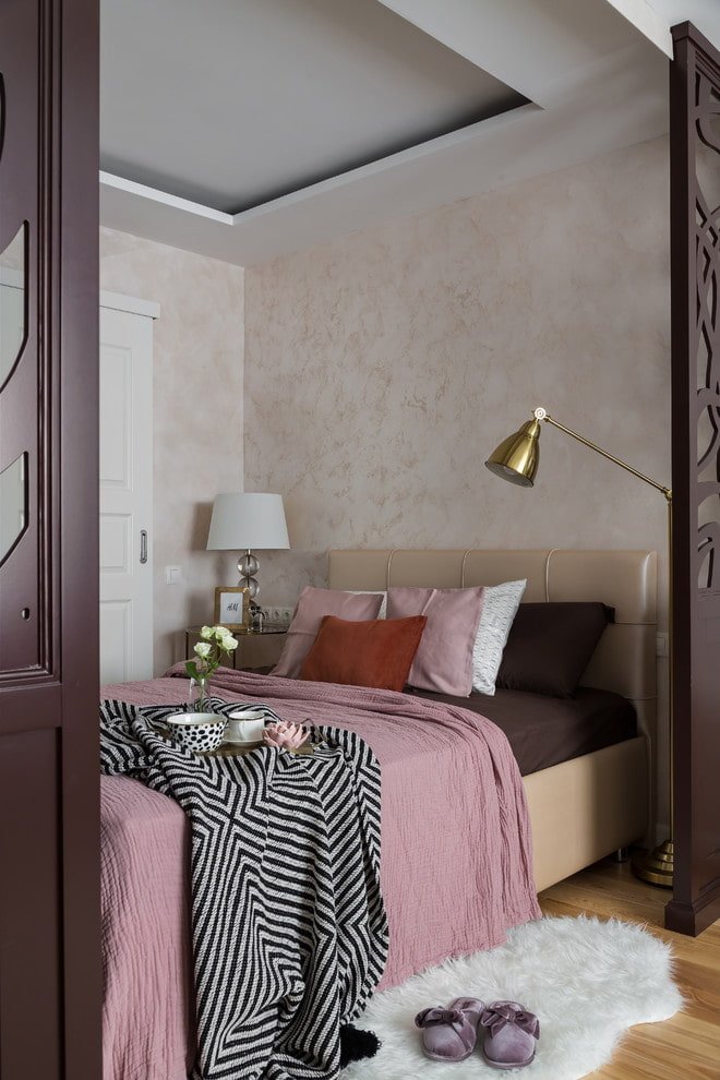 interior del dormitorio en un apartamento de 36 metros cuadrados