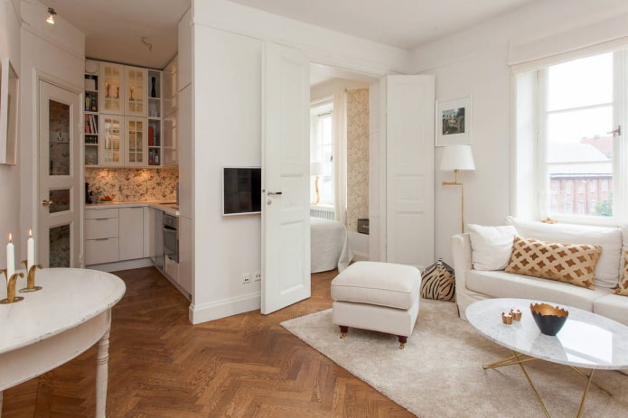 Apartamento de dos habitaciones de estilo europeo con un dormitorio independiente