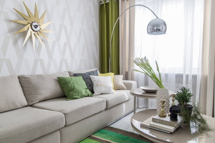 Sala de estar en tonos pastel con detalles brillantes