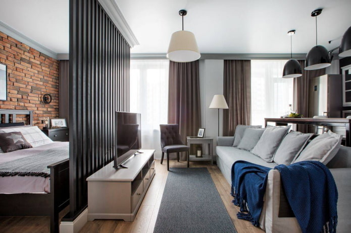 Estudio con cama tras un biombo