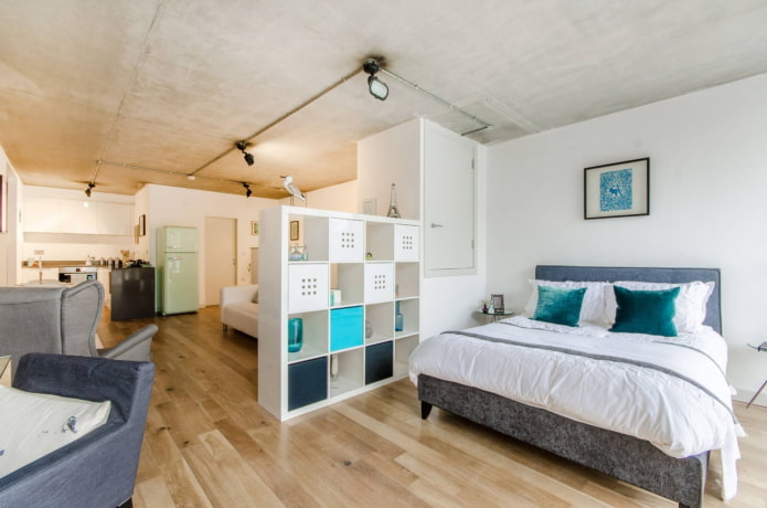 Estudio tipo loft con detalles luminosos