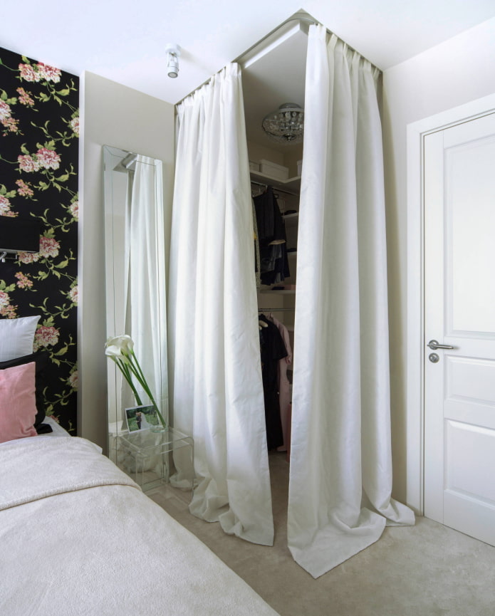 Mini-vestidor detrás de las cortinas
