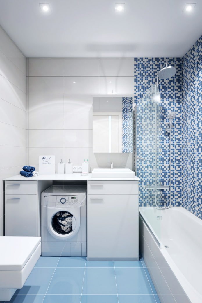 Baño en un apartamento de dos habitaciones de 46 m
