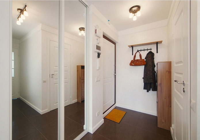 Interior de pasillo en un apartamento de 50 metros cuadrados