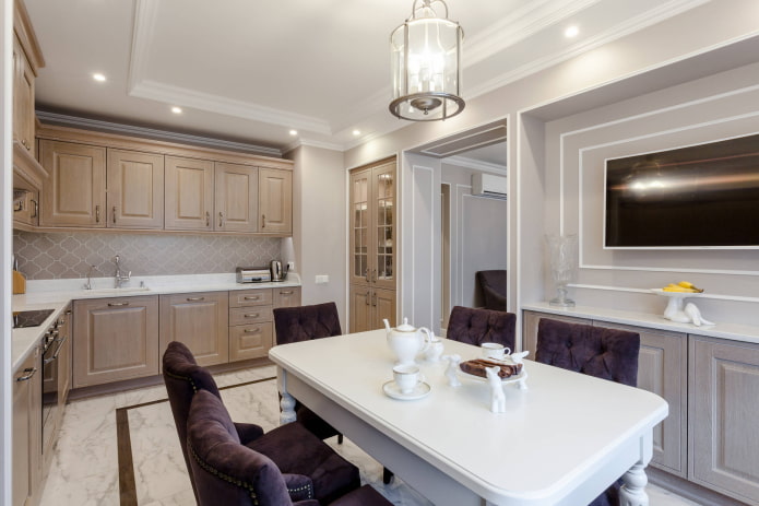 Cocina en un apartamento de una habitación de estilo clásico