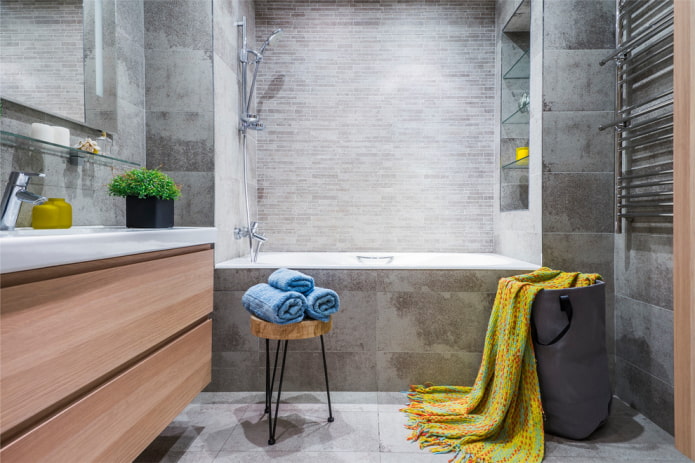 Baño gris con acentos brillantes