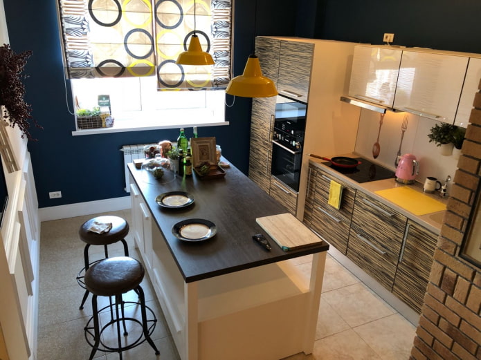 Una cocina espaciosa con isla
