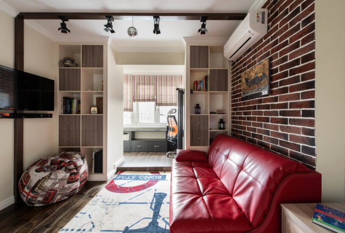 Interior de un estudio con balcón