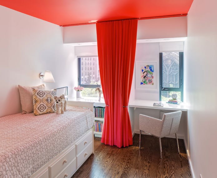 cortinas rojas en una habitación infantil pequeña